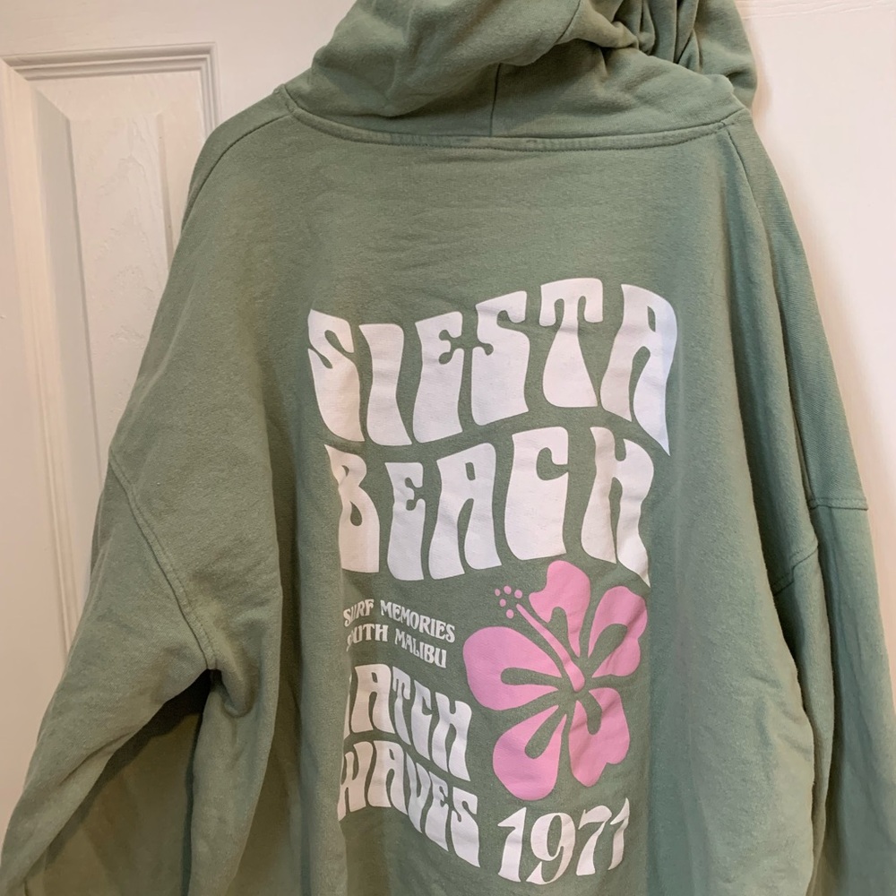 Green sweatshirt with pink flowers.
Womens large.
Great condition.